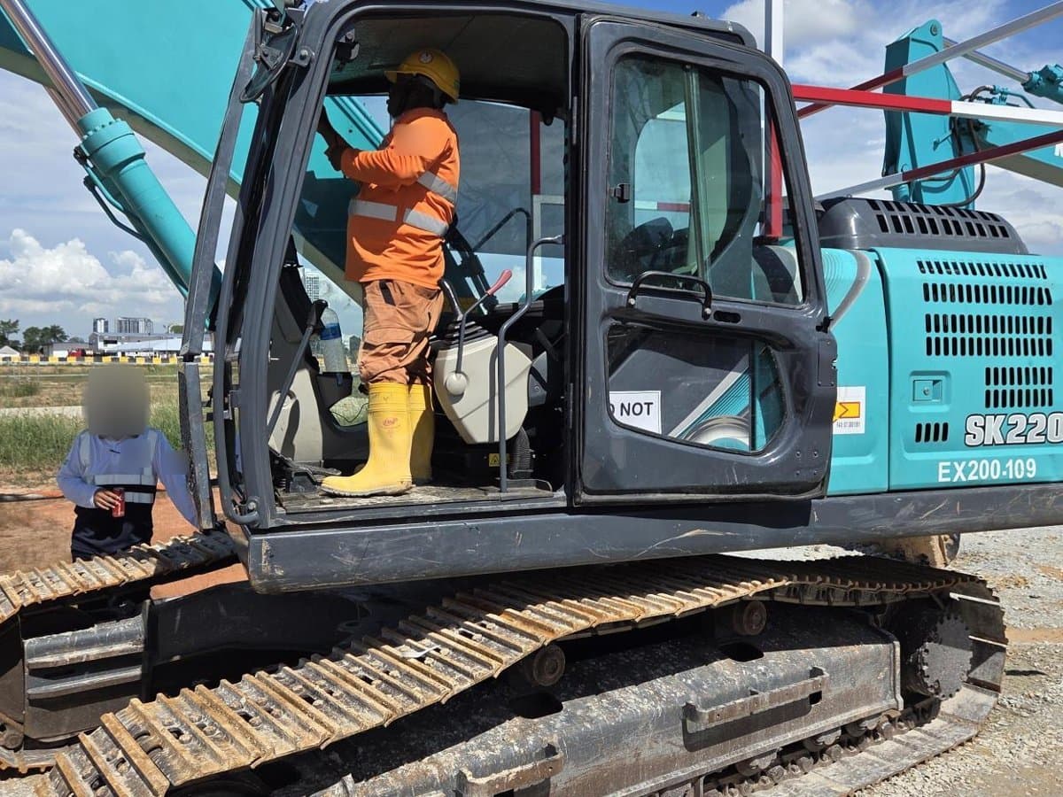 An excavator tracked by ToBe Twin on a construction site